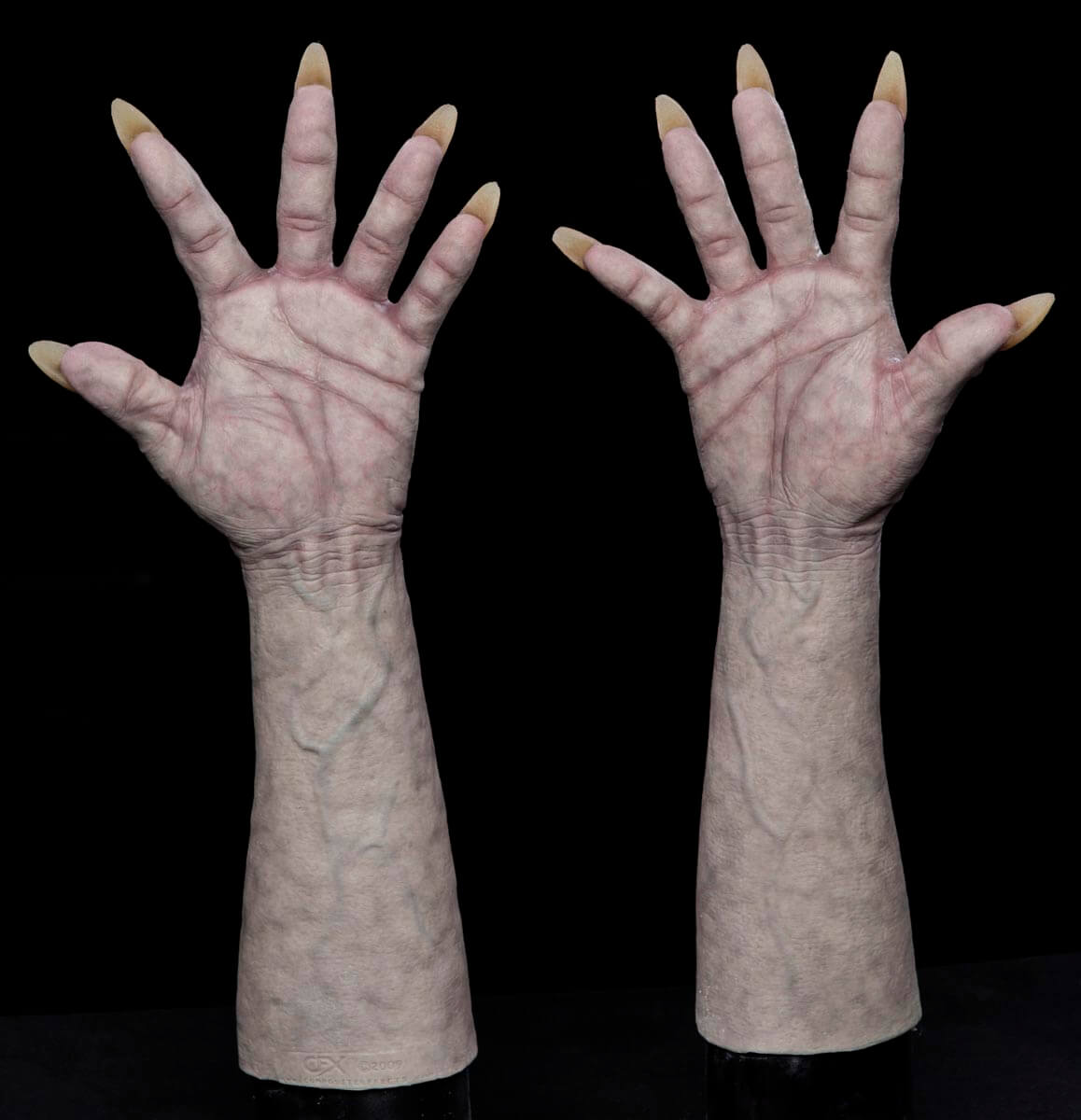 fiend_gloves_vampire_02.jpg