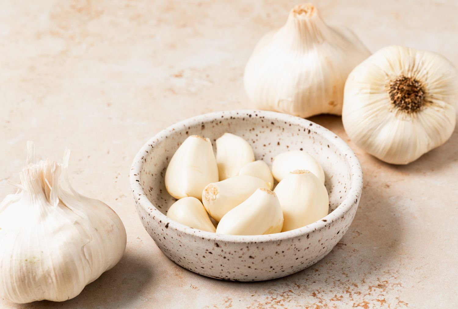 https://rhinowebllc.com/cushings-creole-seasoning/wp-content/uploads/2024/12/EWL-the-best-way-to-peel-garlic-hero-01-2000-26d7671c3aab4aa5868dae601ce1bbb2.jpg