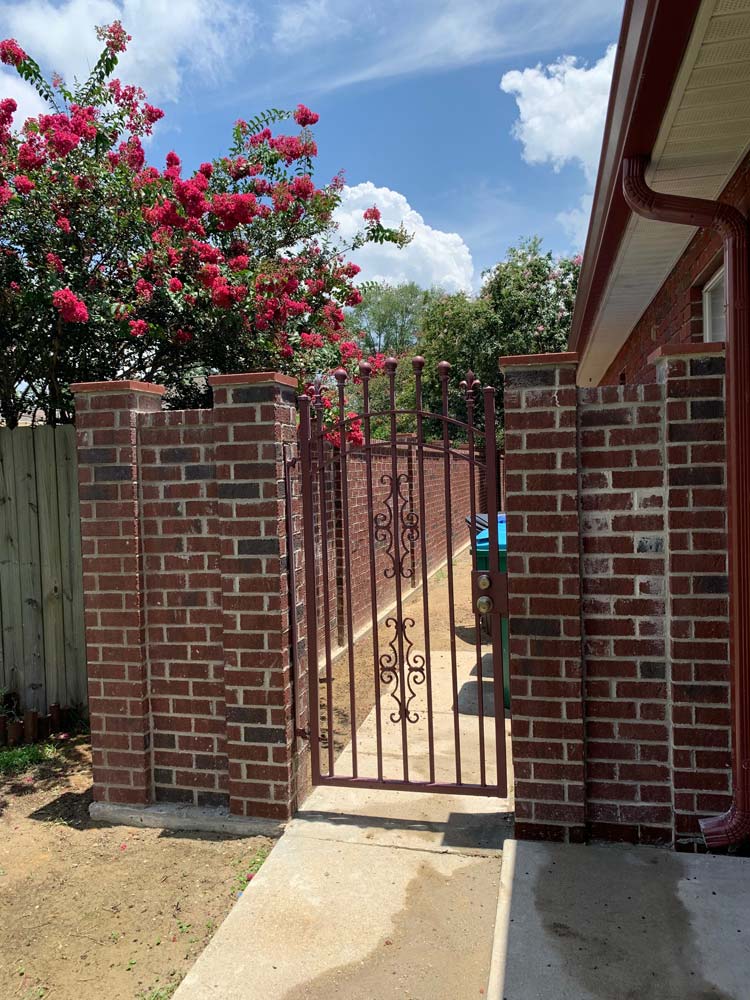 https://rhinowebllc.com/tonys-fencing-iron-works/wp-content/uploads/2024/11/brick-fence-img.jpg